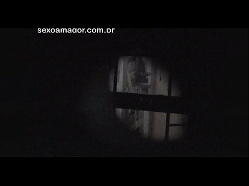 ❤️ 金发女郎被隐藏在空心砖后面的邻居偷窥者偷偷录影 ️ Porno ❌️