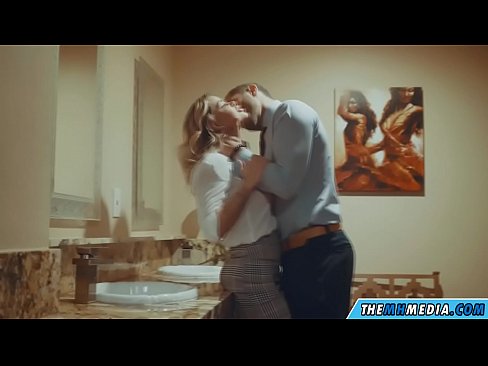 ❤️ 当一个胸大无脑的金发女郎在公共厕所里勾引你时 ️ Porno ❌️